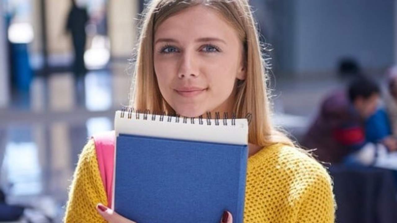 Studentessa universitaria si prepara ai test