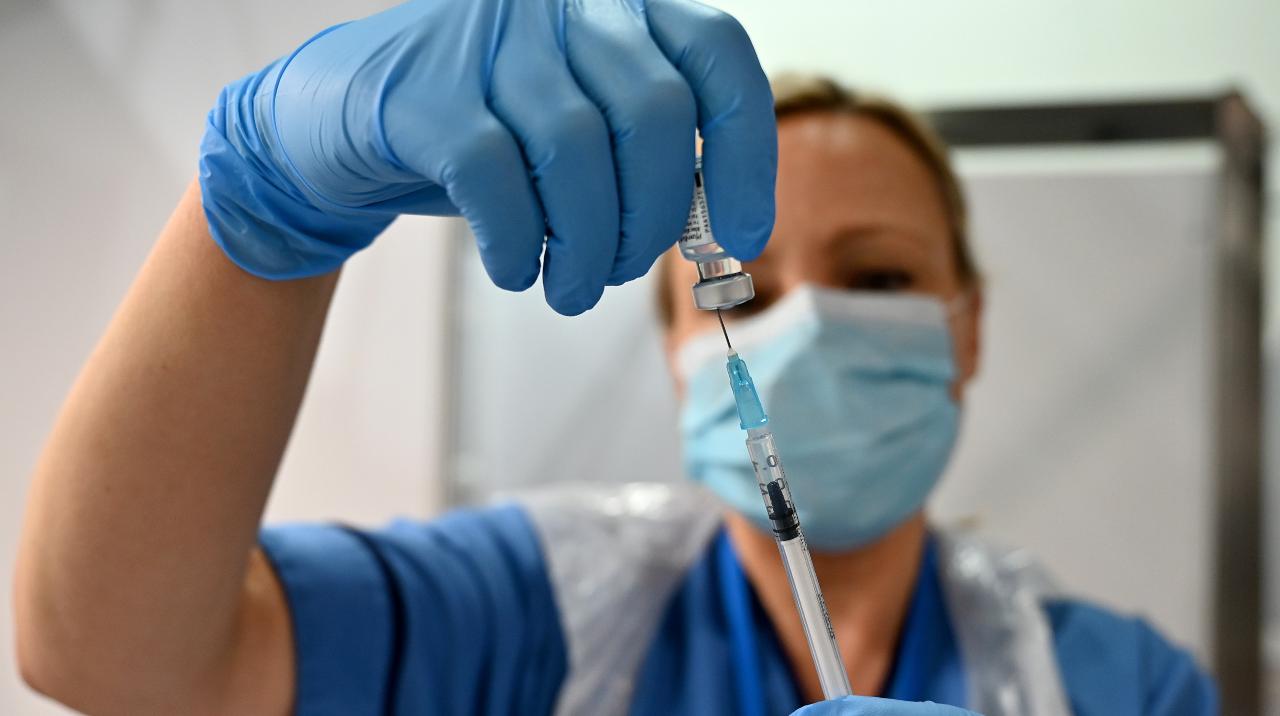 Vaccini Covid, nuova avvertenza Johnson