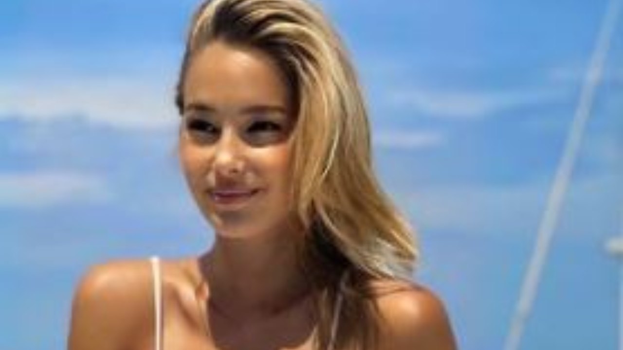 Viky Varga Barca Sardegna Costume Rosa