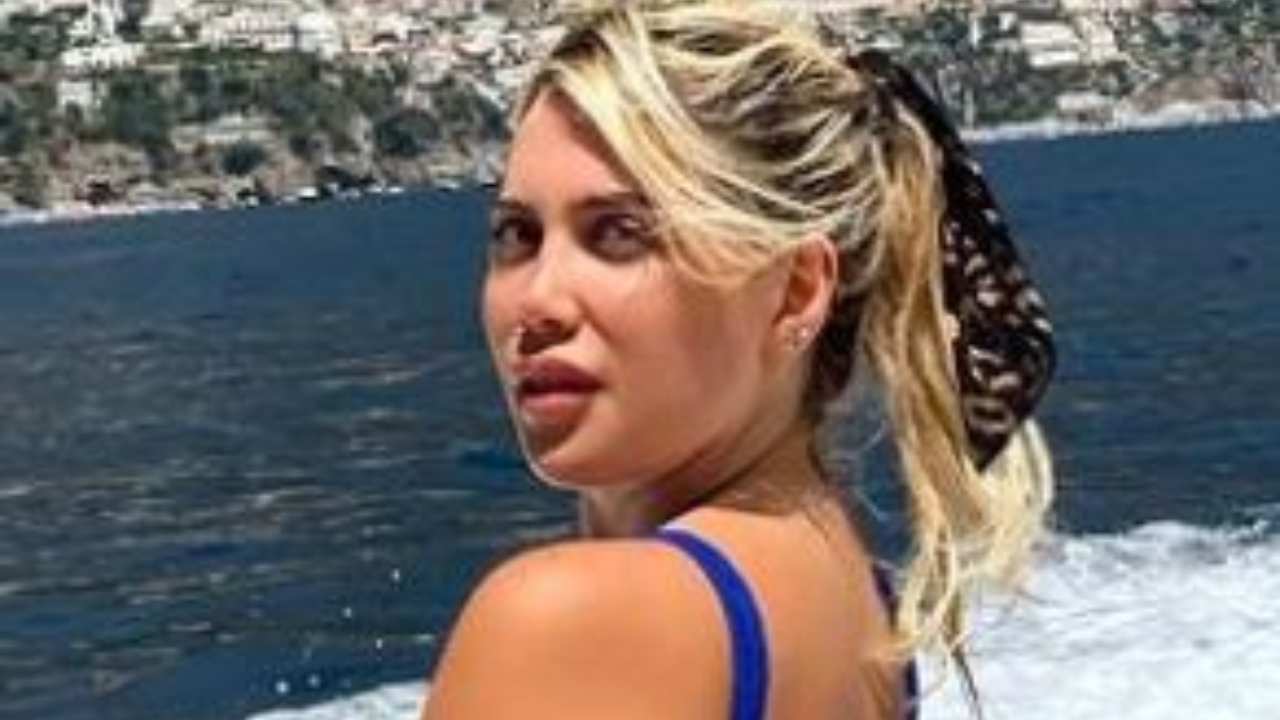 Wanda Nara Costume Blu Napoli