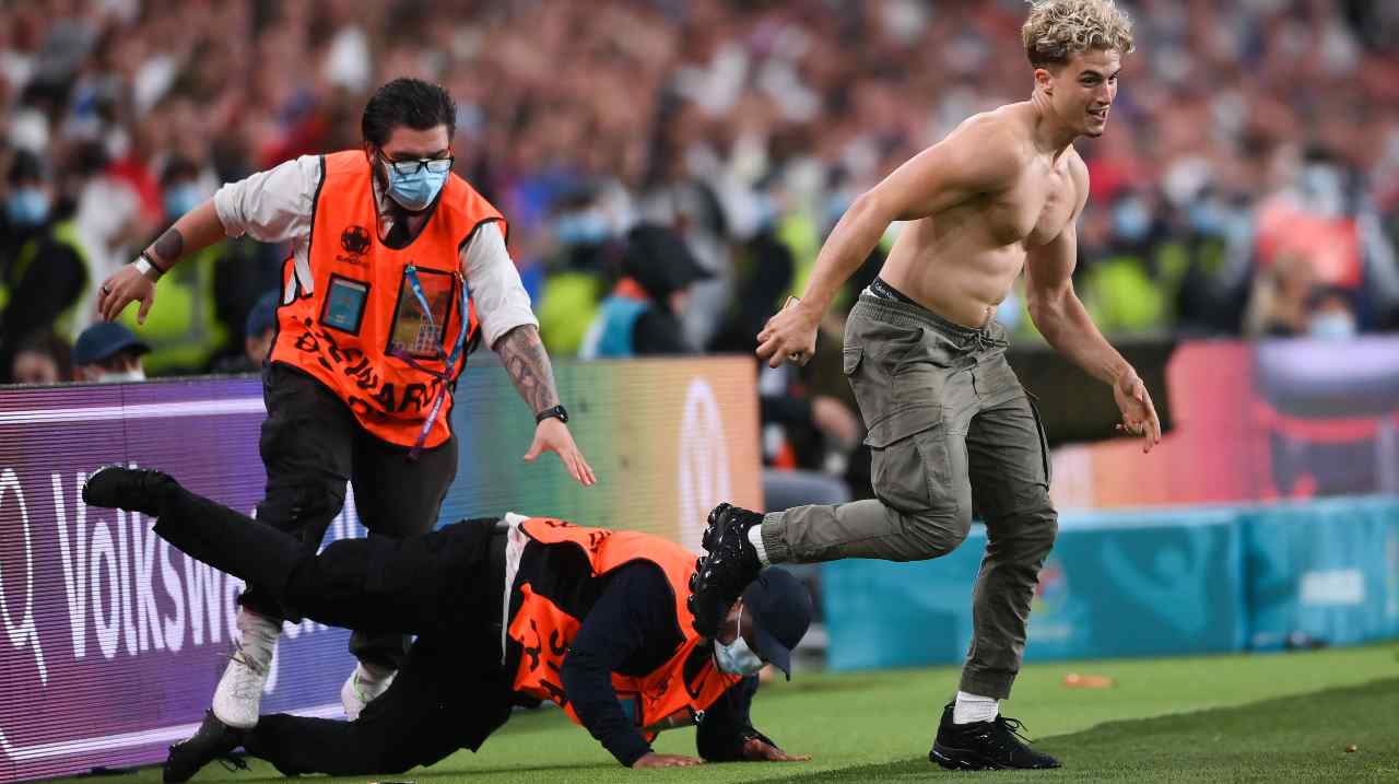 Immagini del video invasione in campo durante la finale di Wembley