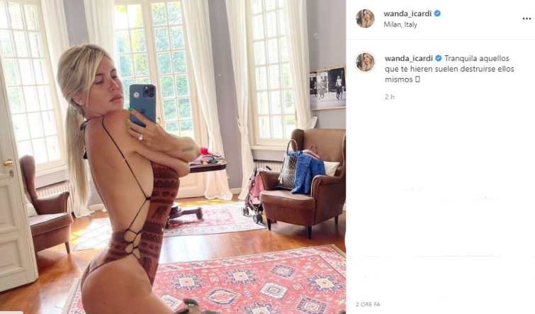 Wanda Nara selfie in costume