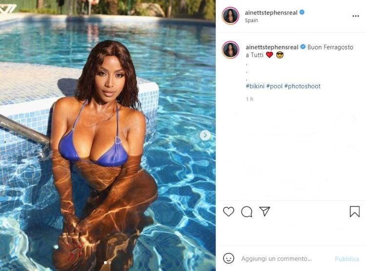 Ainett Stephens Auguri Ferragosto Piscina