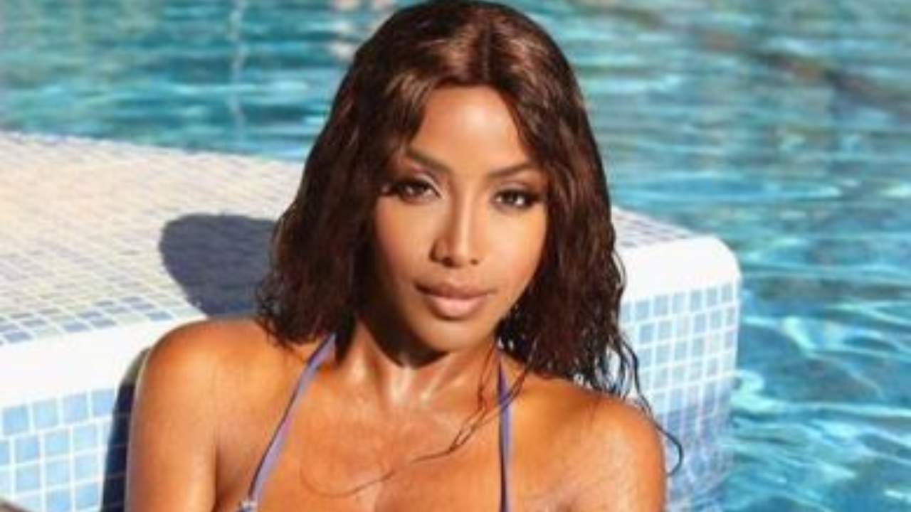 Ainett Stephens Auguri Ferragosto Piscina