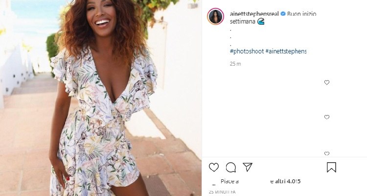 Ainett Stephens sorridente