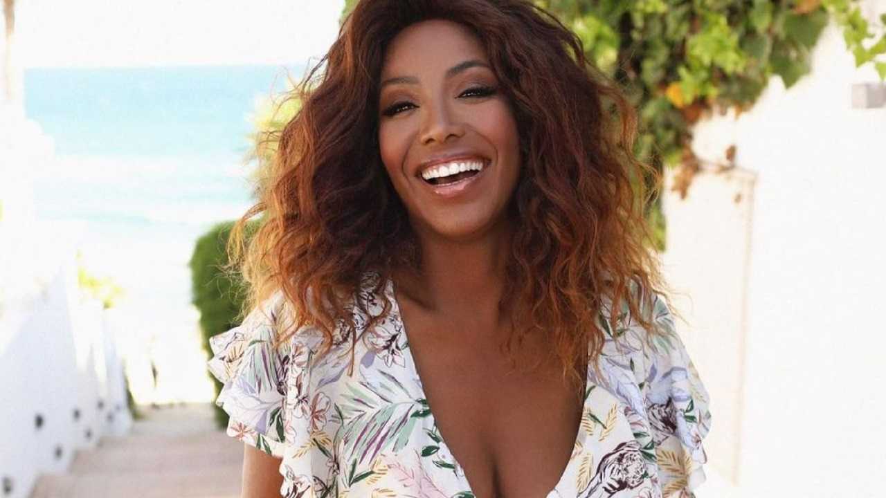 Ainett Stephens scollatura