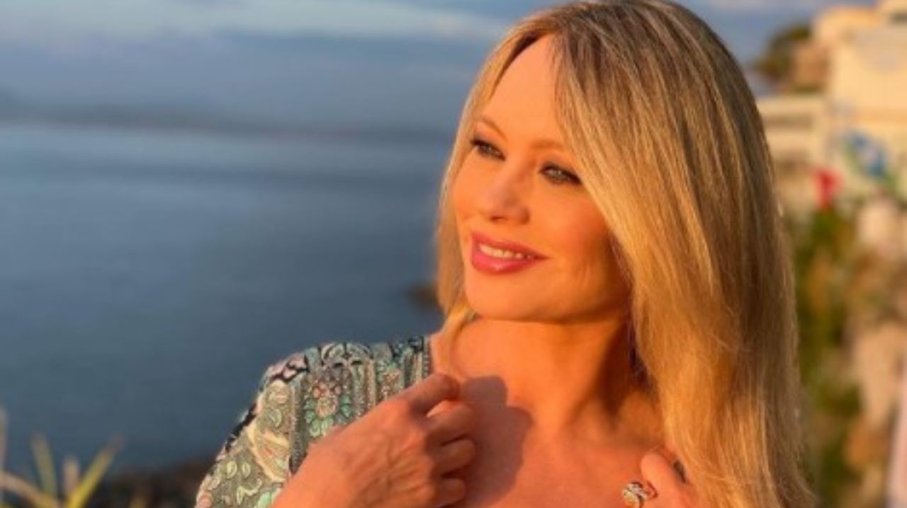 Anna Falchi sorridente