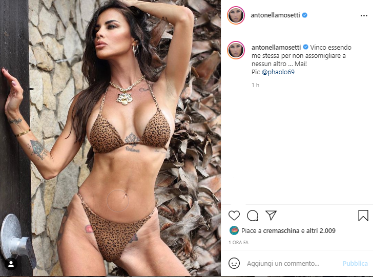 Antonella Mosetti in costume