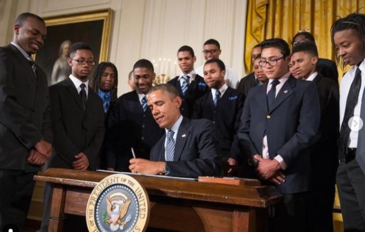 Barack Obama usa la mano sinistra