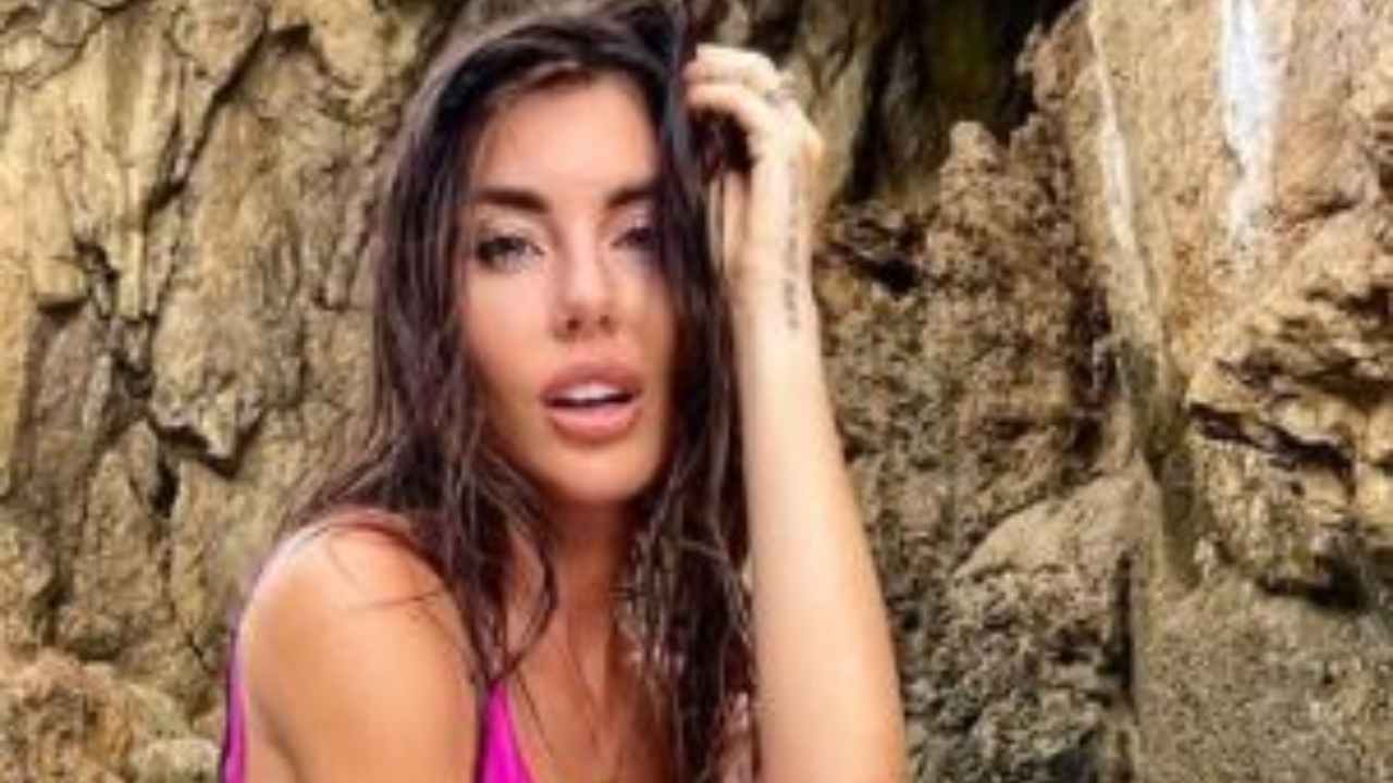 Bianca Atzei Barca Costume Fucsia Tatuaggio