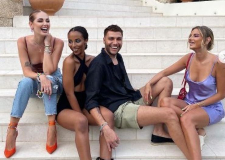 Chiara insieme alle sue amiche