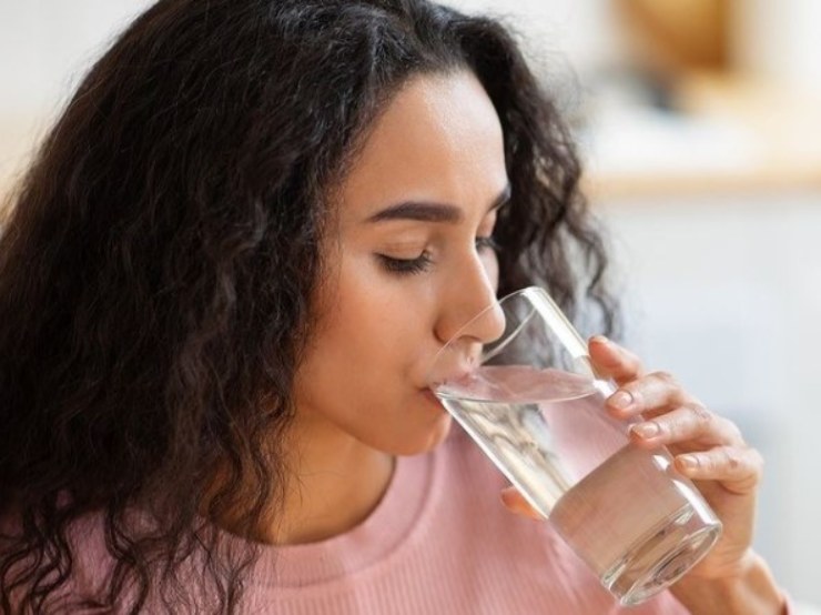 Donna che beve acqua