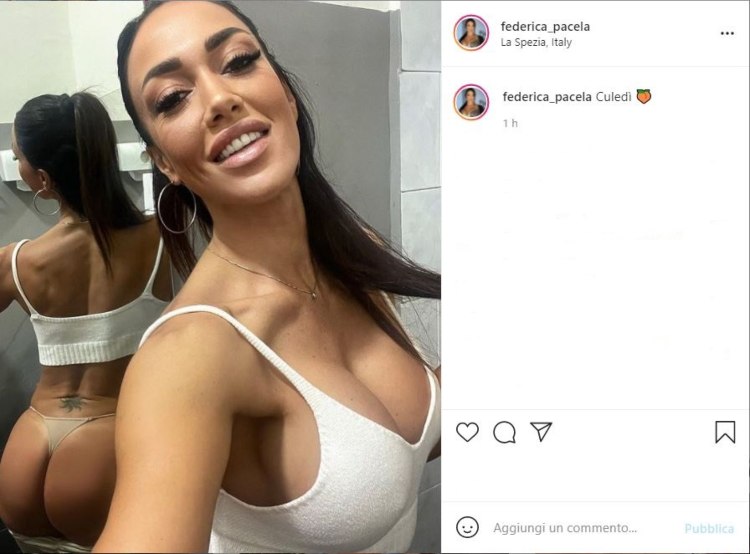 Federica Pacela Selfie Bollente Posteriore 