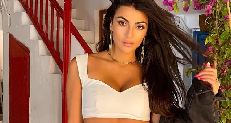 Giulia Salemi in posa