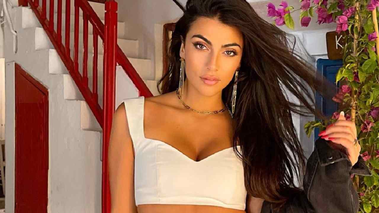 Giulia Salemi in posa