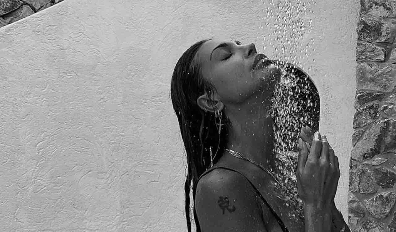 Cristina Buccino in doccia