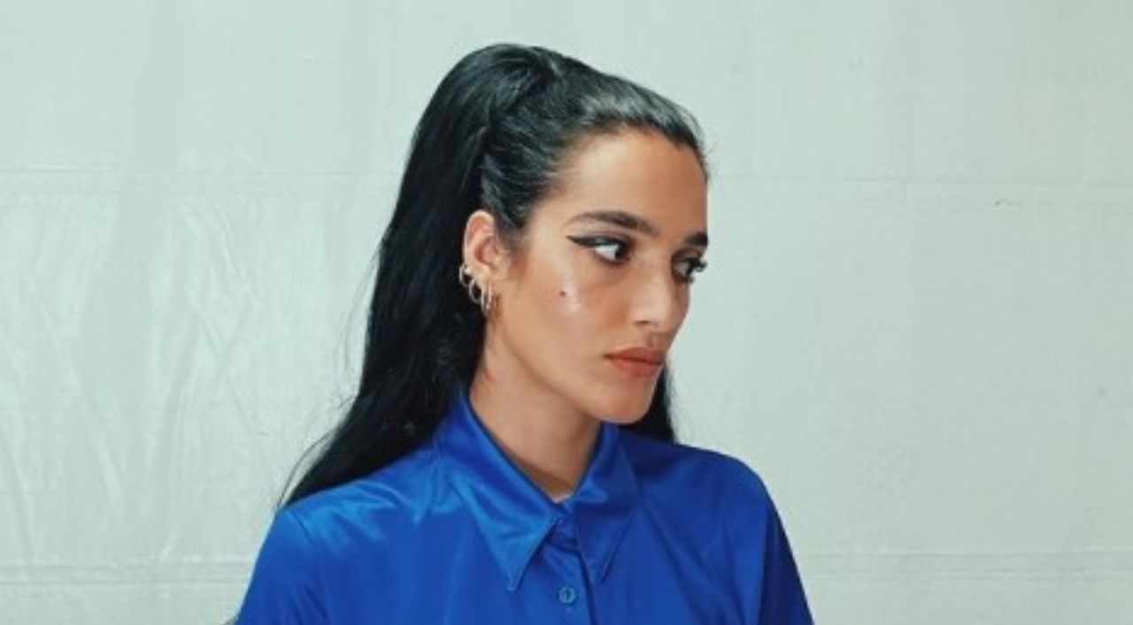 Levante in abito blu