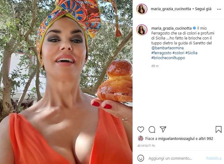 Maria Grazia Cucinotta in posa