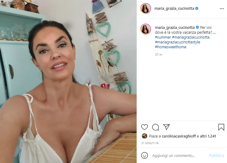 Maria Grazia Cucinotta in posa