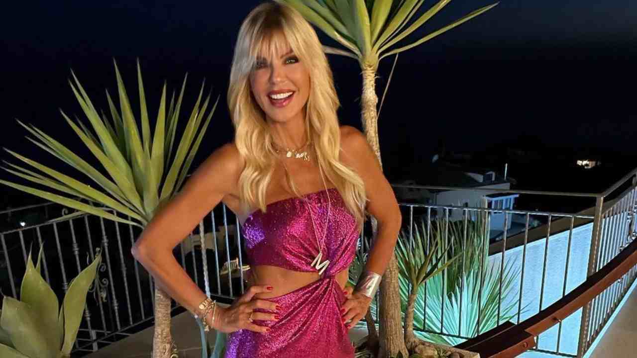 Matilde Brandi mani sui fianchi