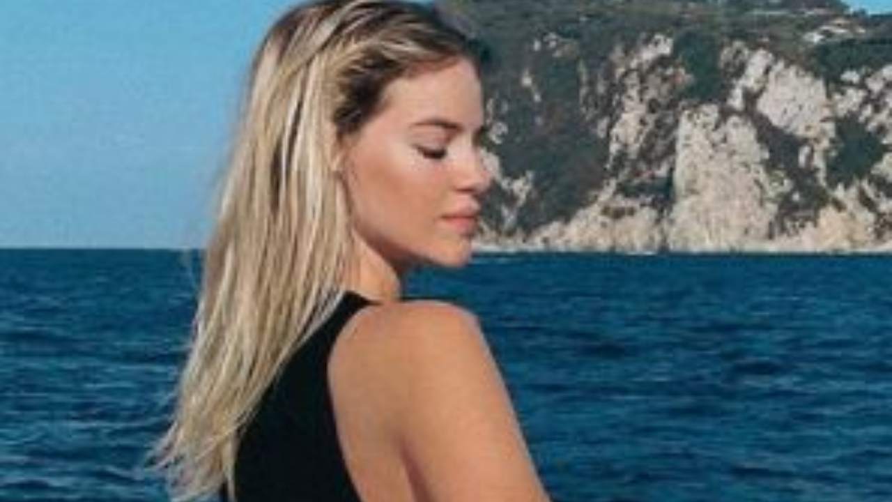 Sara Croce Barca Costume Spacco Ferragosto