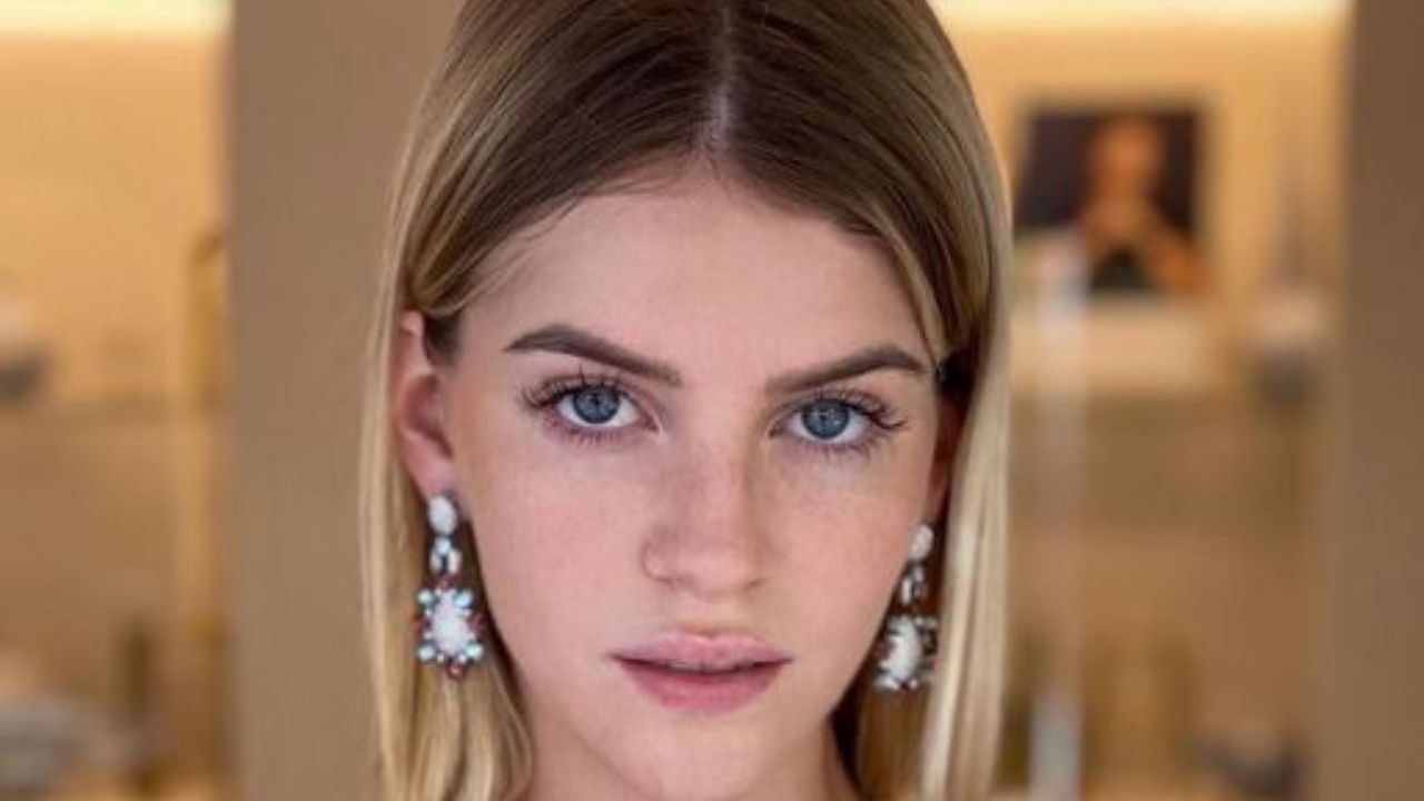 Sara Croce Primo Piano Décolleté Elegantissimo