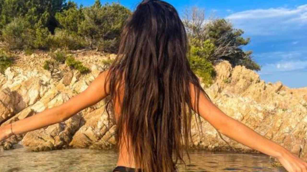 Tatiana Bernardi Spalanca Braccia Lato Posteriore