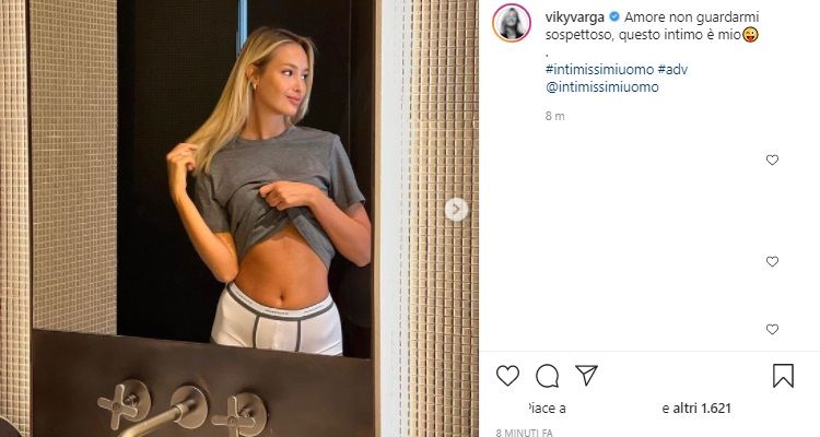 Viky Varga allo specchio