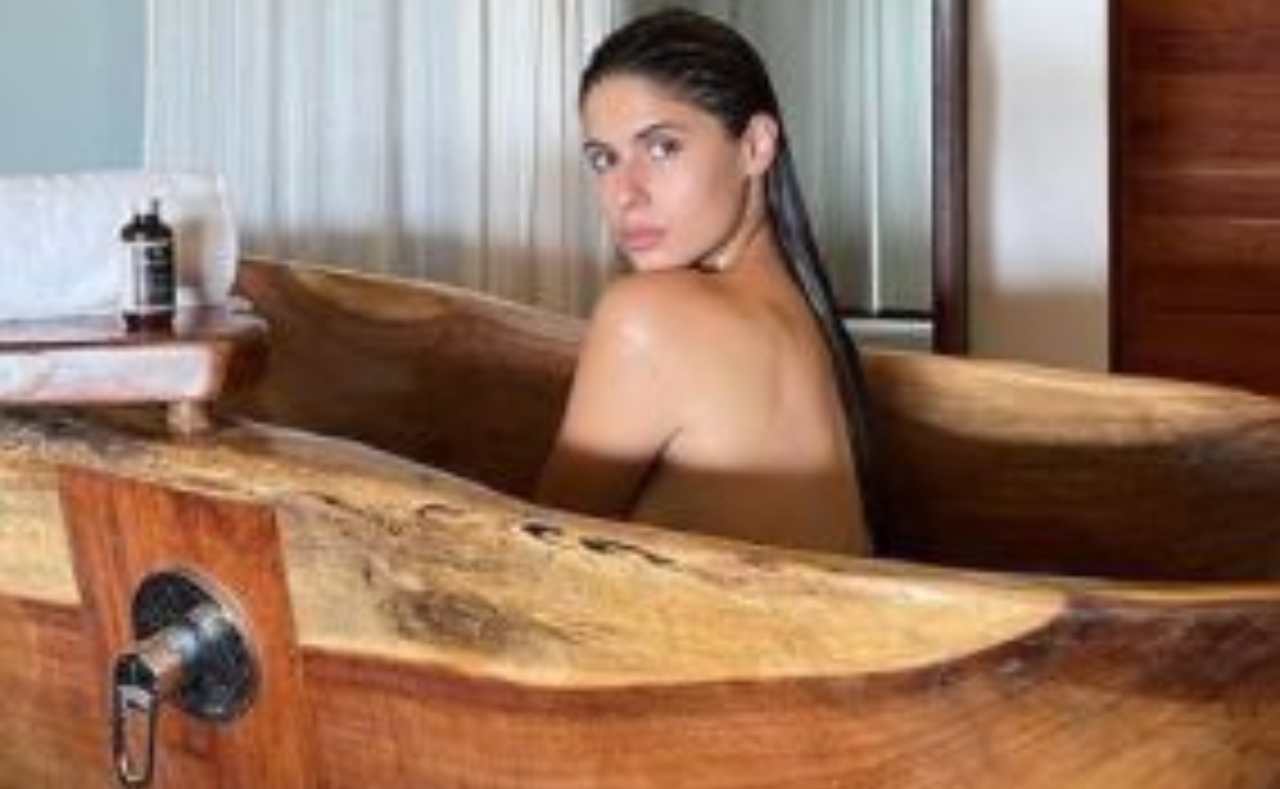 Ines Trocchia in vasca nuda