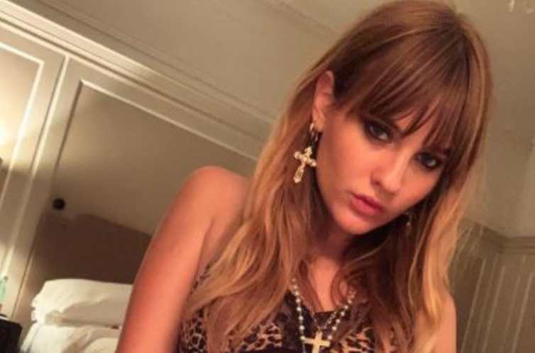 Victoria De Angelis primo piano