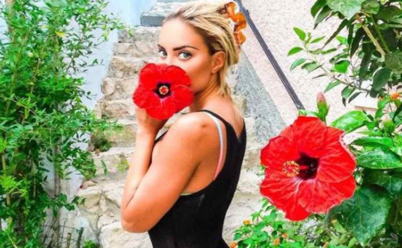 Elena Morali fiori sul viso