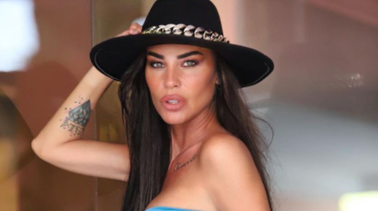 Antonella Mosetti con cappello in testa