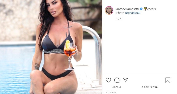 Antonella Mosetti posa sensuale