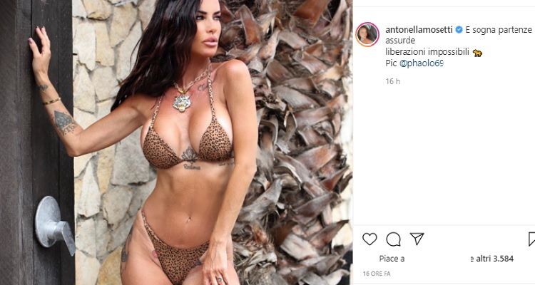Antonella Mosetti posa sensuale