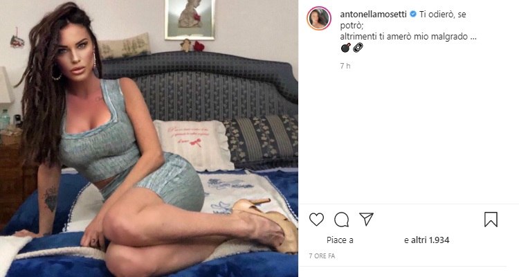 Antonella Mosetti posa sensuale