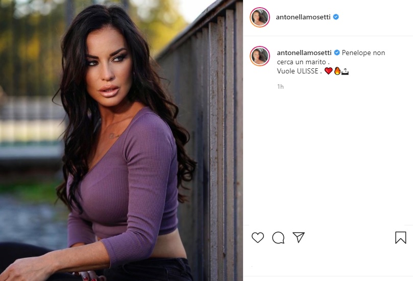 Antonella Mosetti versione Penelope: davanzale prorompente