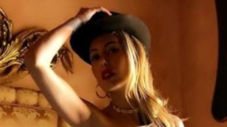 Carolina Casiraghi Senza Veli Letto Cappello 