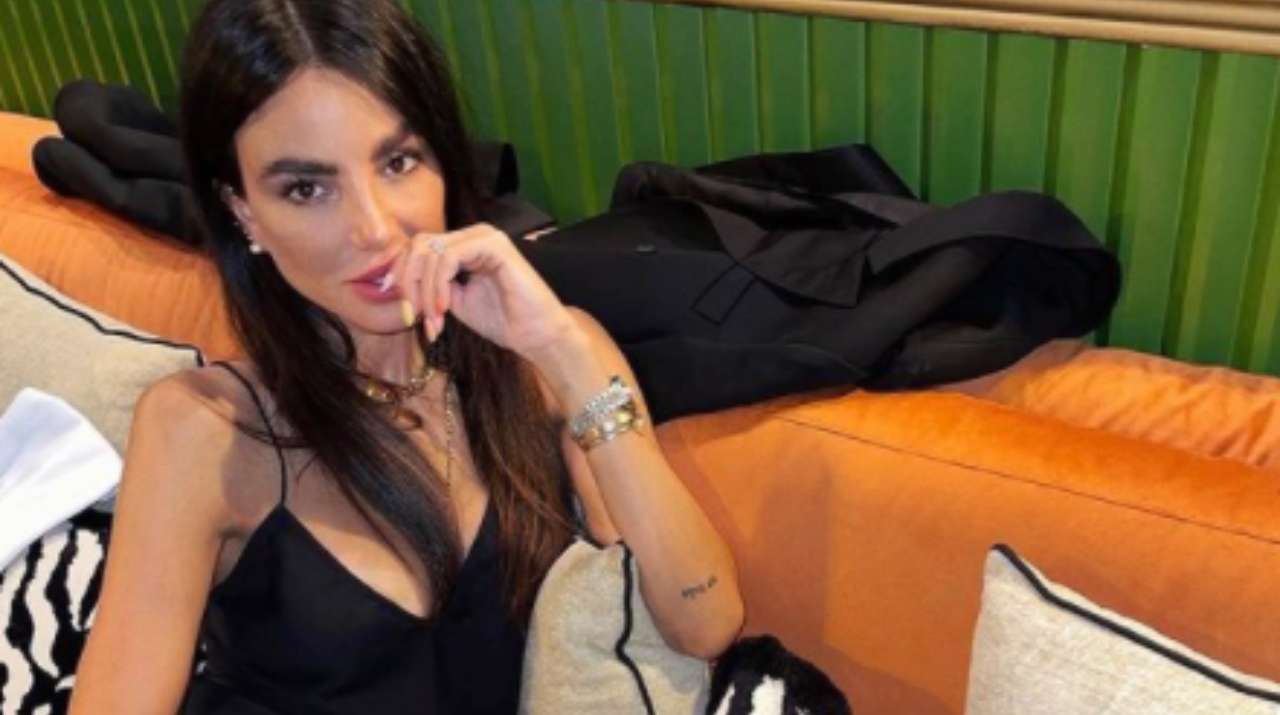 Chiara Biasi sensuale sul divano