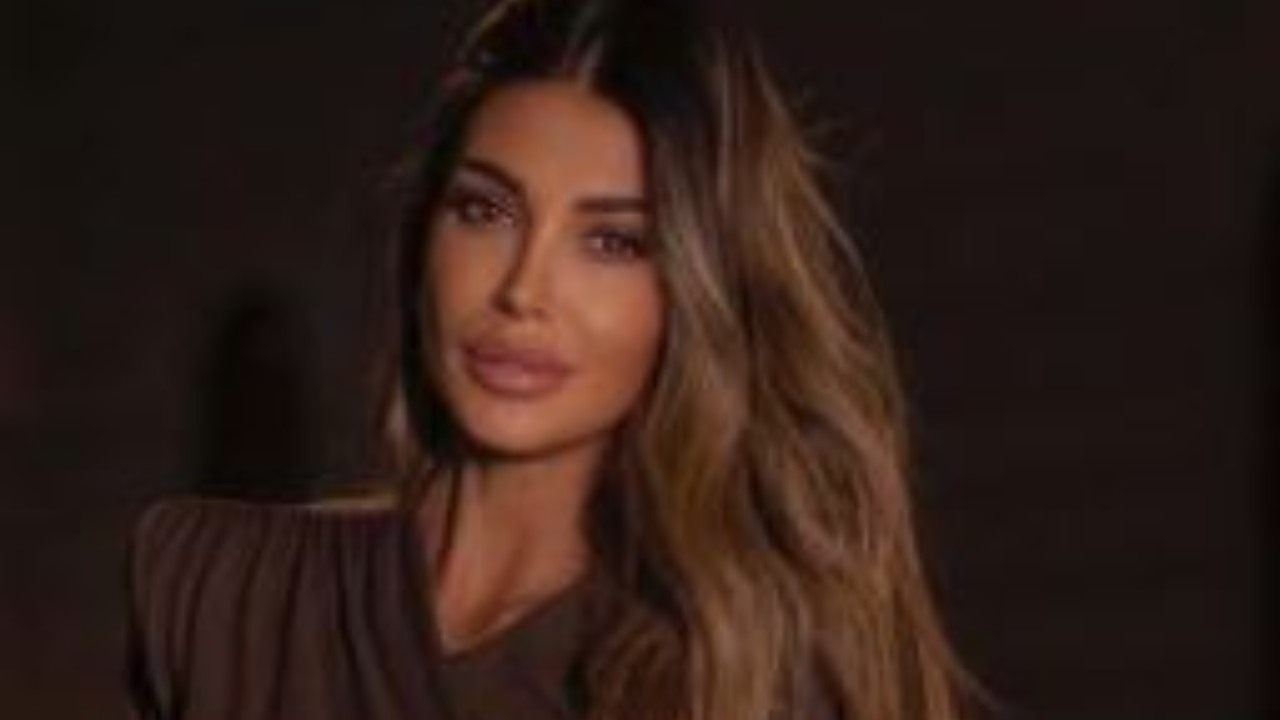 Cristina Buccino Strisce Pedonali Vestitino Attillato