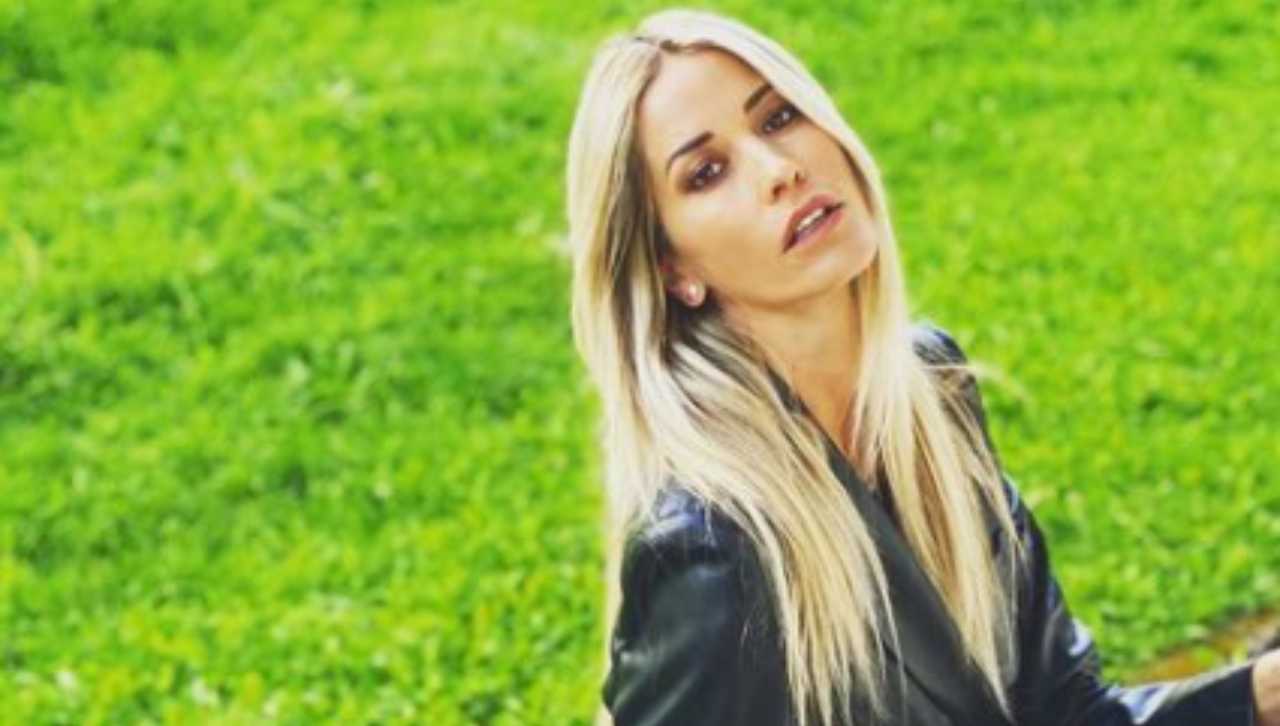 Elena Santarelli in giardino