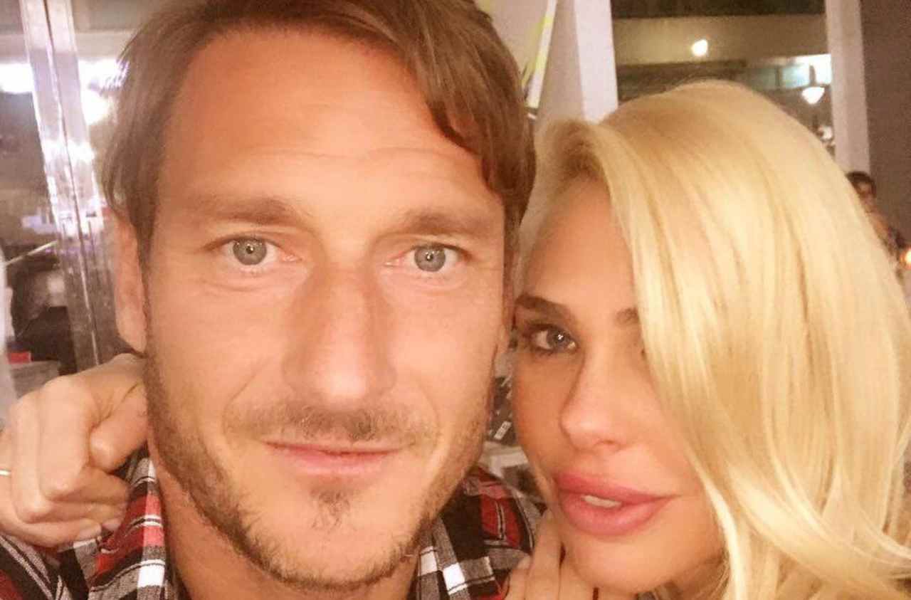 Francesco Totti e Ilary Blasi in un selfie