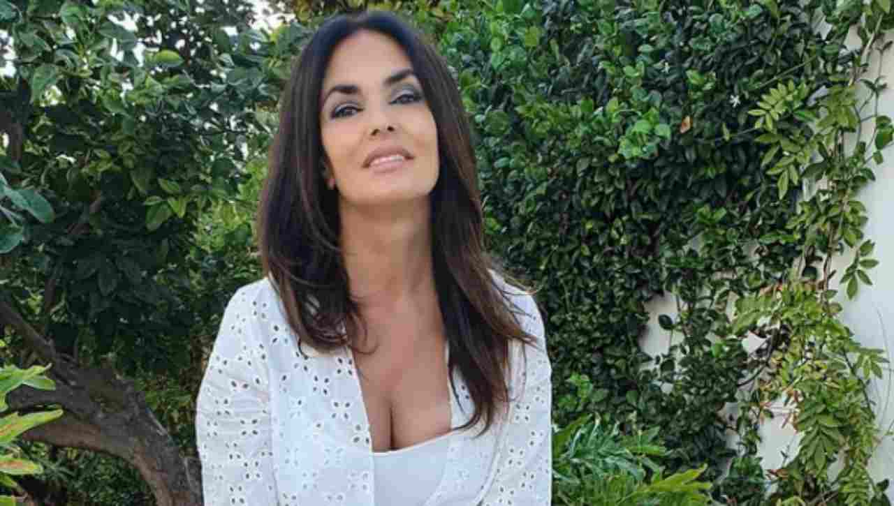 Maria Grazia Cucinotta vestita di bianco