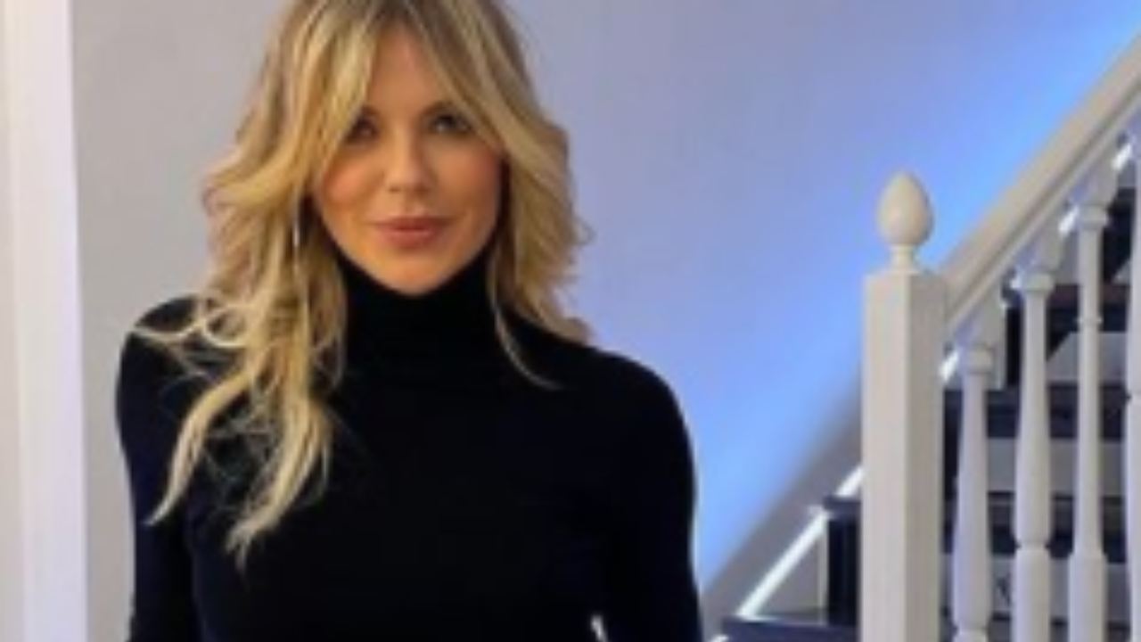 Matilde Brandi in completo nero