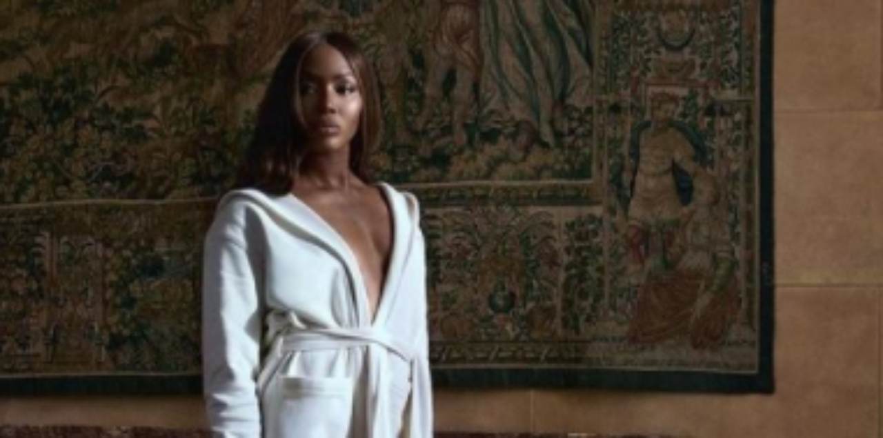 Naomi Campbell senza reggiseno