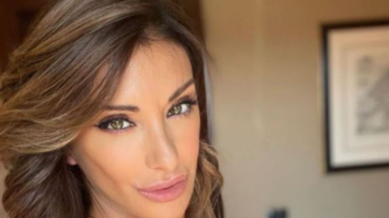 Sabrina Salerno Piegata In Avanti Décolleté