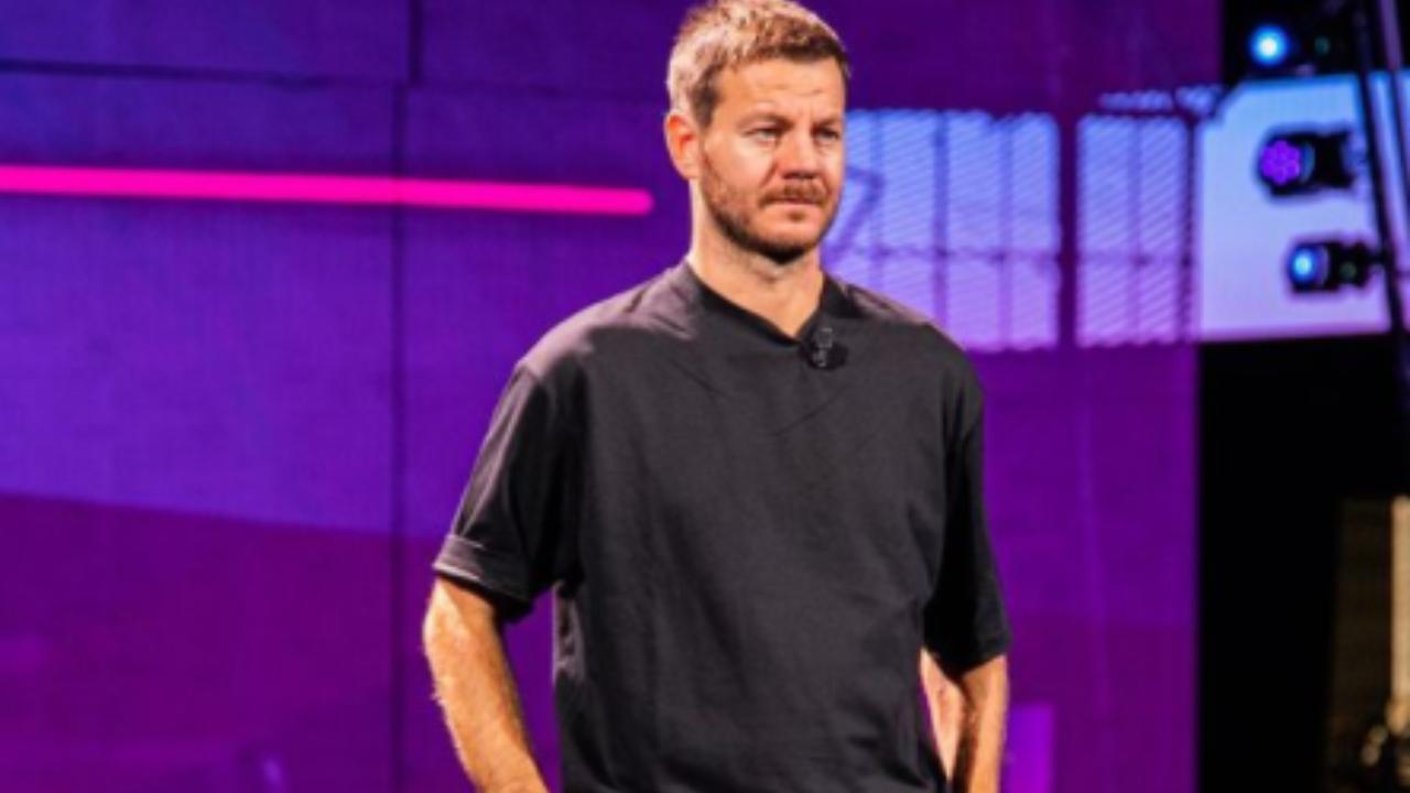 Alessandro Cattelan serioso