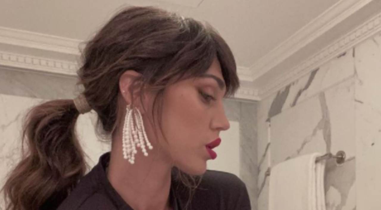 Cecilia Rodriguez di profilo