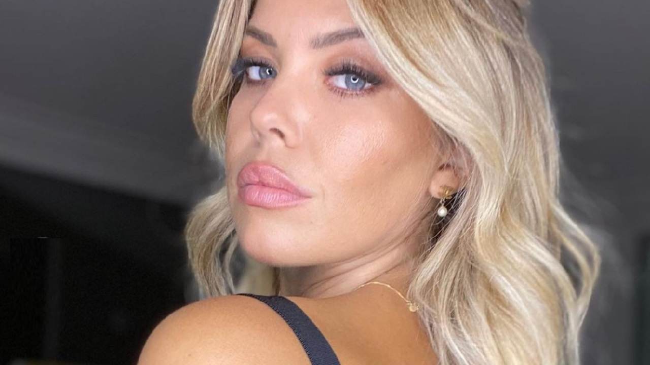 Costanza Caracciolo seria