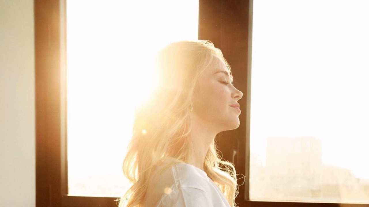 Diletta Leotta dal parquet con top e occhiali