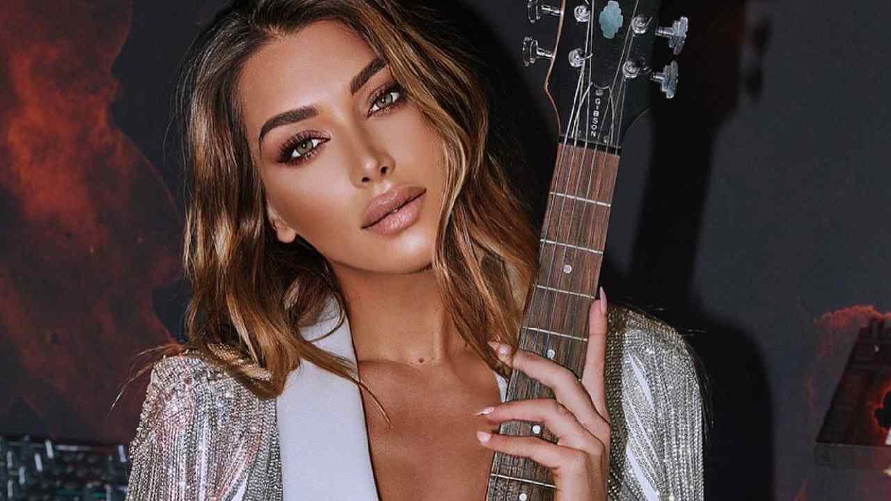 Elisa De Panicis sguardo ammaliante